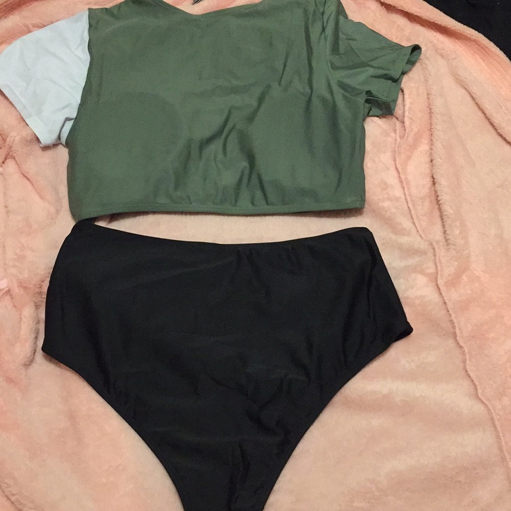 Bikini - Picture 2 of 2